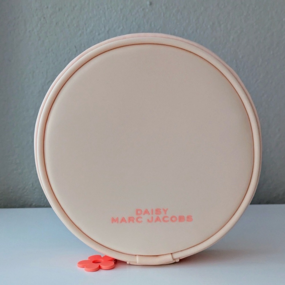 GWP- Marc Jacobs Daisy Cream and Pink Cosmetic Case